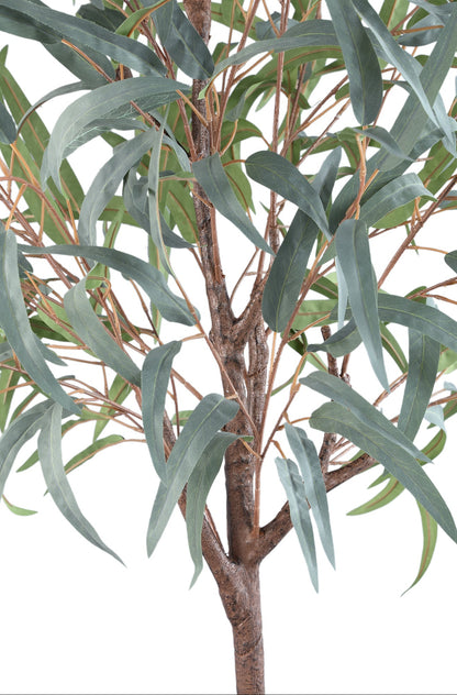 Donkergroene eucalyptus kunstboom van PTMD van opzij met ronde blaadjes