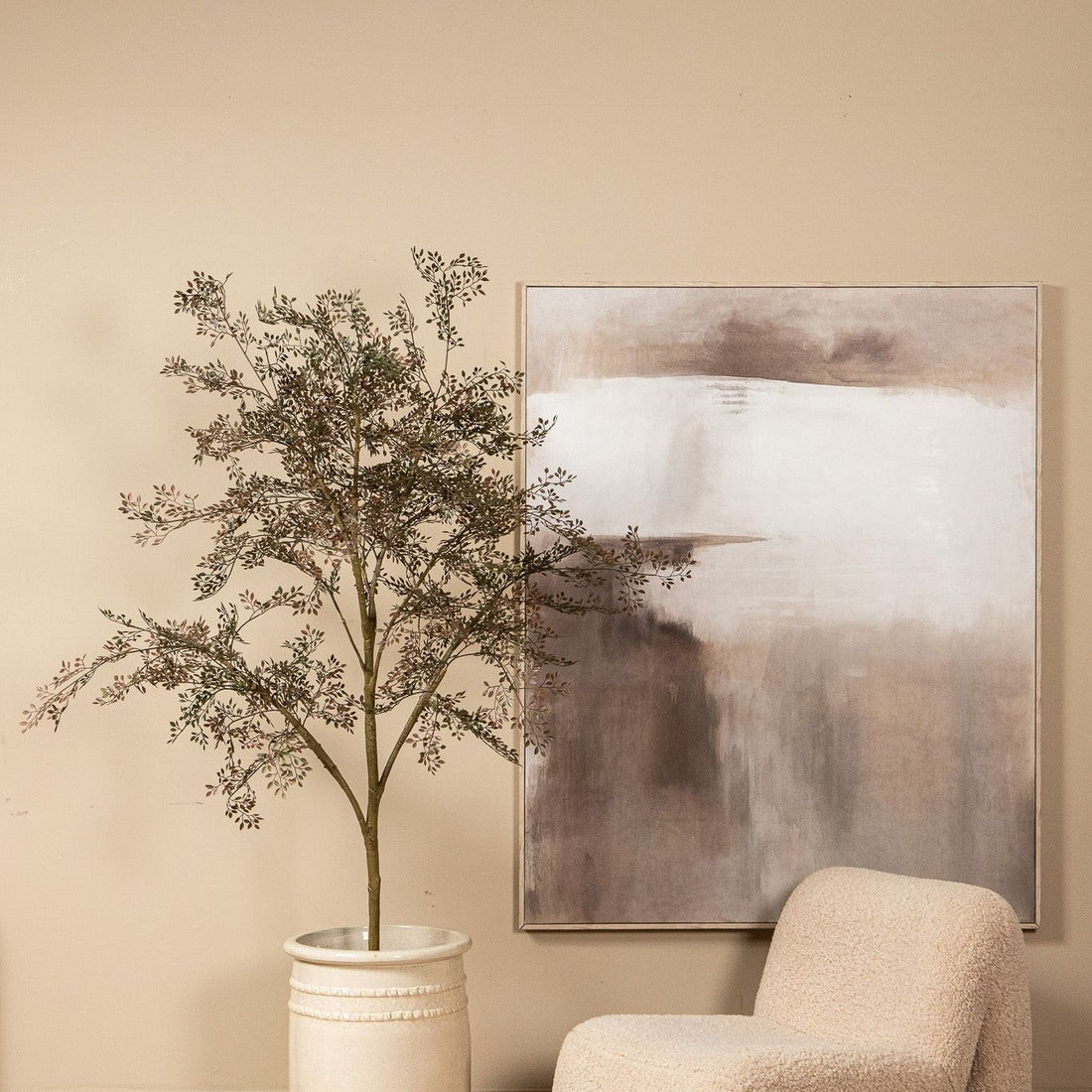 Kunstboom met kleine blaadjes van PTMD in een lichte woonkamer