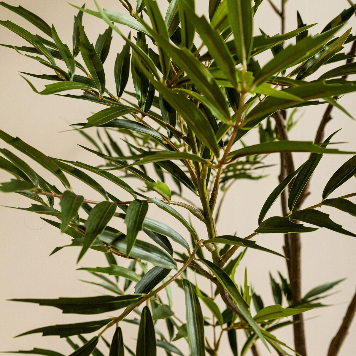 Detail van de bladkransen van de grote Mahonia Fortunei kunstboom van PTMD