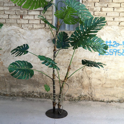 Detail van de ingesneden bladeren van de hoge kunstmonstera van PTMD