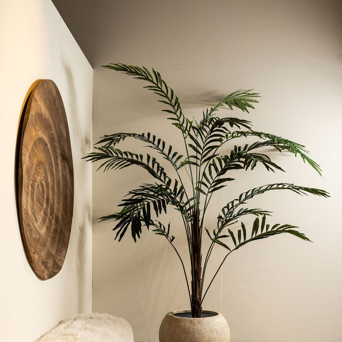 Grote kunstpalm van PTMD in zwarte pot in een ruimte met hoog plafond