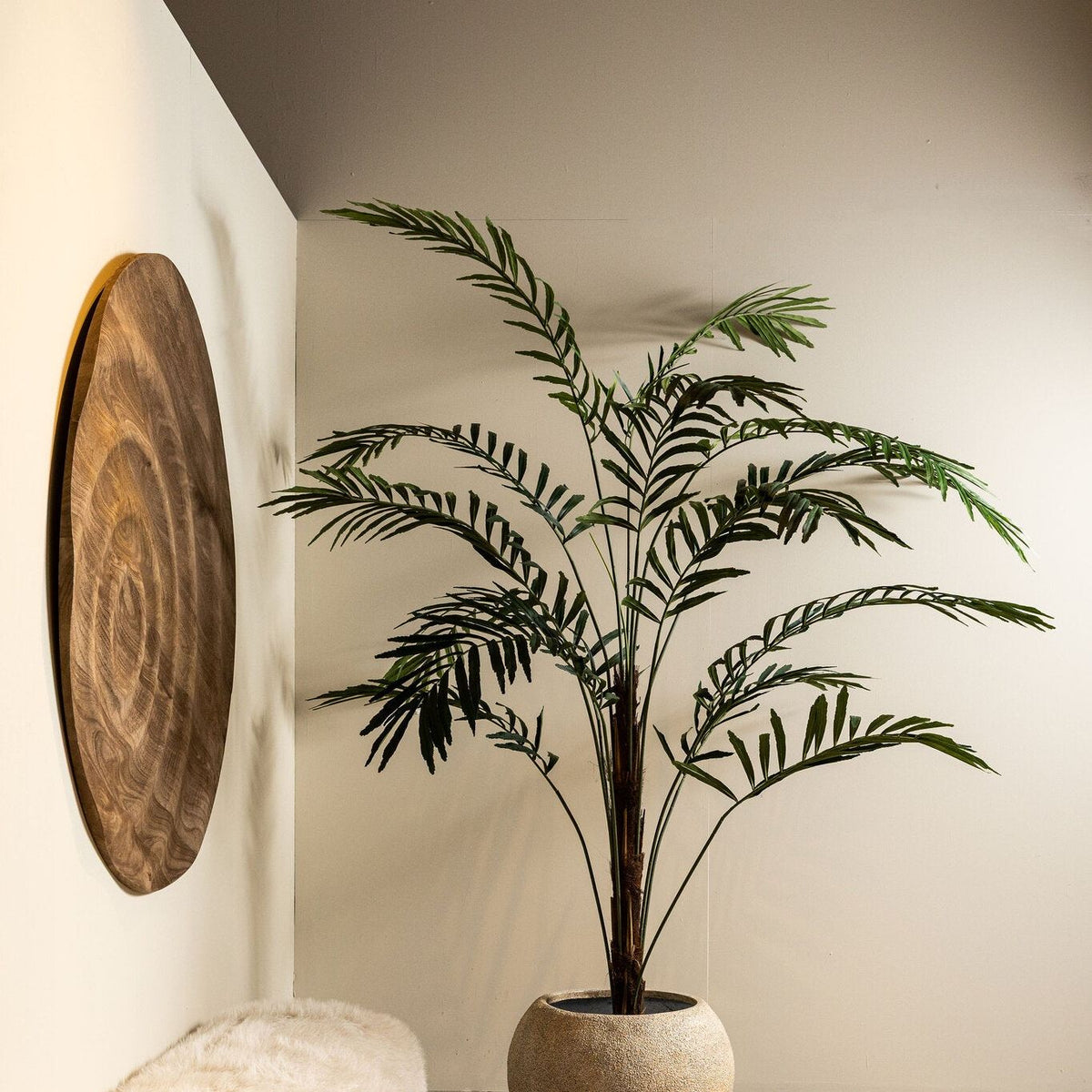 Grote kunstpalm van PTMD in zwarte pot in een ruimte met hoog plafond