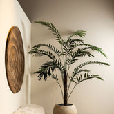 Grote kunstpalm van PTMD in zwarte pot in een ruimte met hoog plafond