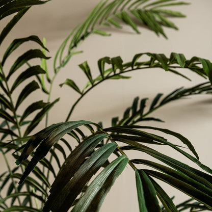 Detail van de geveerde palmbladeren van de grote kunstpalm van PTMD
