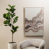 Steeneik kunstboom van PTMD in zwarte pot gestyled in een woonkamer