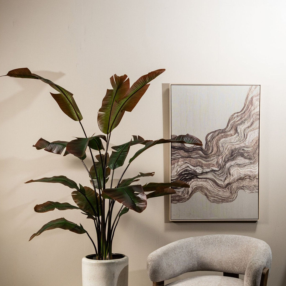 Kunststrelitzia van PTMD in donkergroen met rood gestyled in een woonkamer