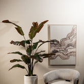 Kunststrelitzia van PTMD in donkergroen met rood gestyled in een woonkamer