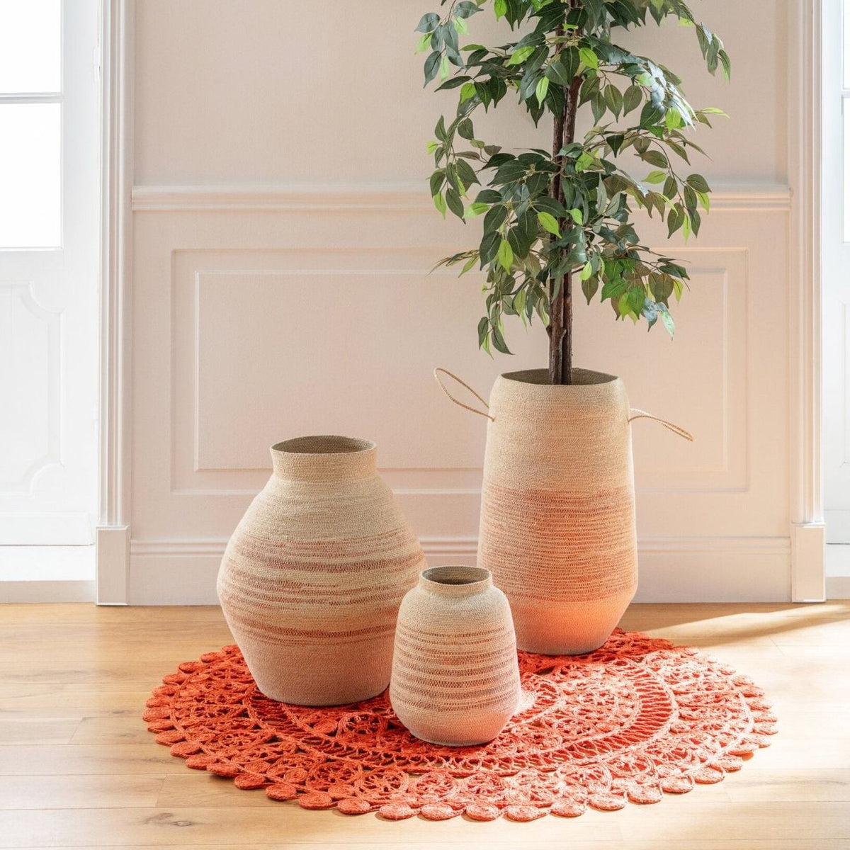 Lichtgroene kunstficus van J-Line gestyled in een lichte woonkamer