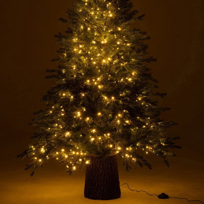 Verlichte kunstkerstboom van J-Line in een donkere kamer, 600 leds tot in de binnenste takken