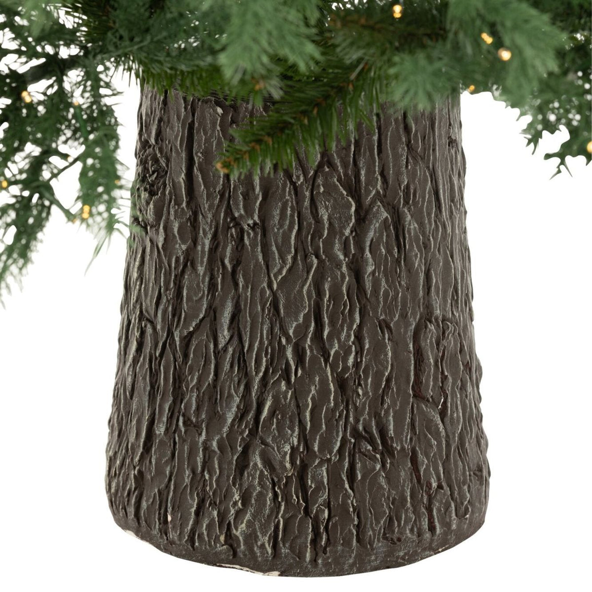 Detail van de stam en voet van de kunstkerstboom van J-Line met bastafwerking