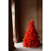 Donkeroranje fluffy kerstboom van J-Line in een woonkamer, zachte wollige vorm