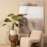 Kunstalocasia van PTMD in pot gestyled naast een fauteuil