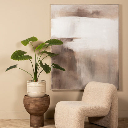 Kunstalocasia van PTMD in pot gestyled naast een fauteuil