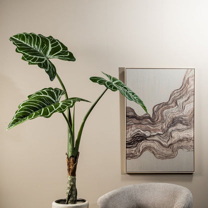 Grote kunstalocasia van PTMD in zwarte pot gestyled in een woonkamer