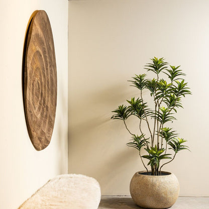 Kunstdracaena van PTMD in zwarte pot gestyled in een lichte woonkamer