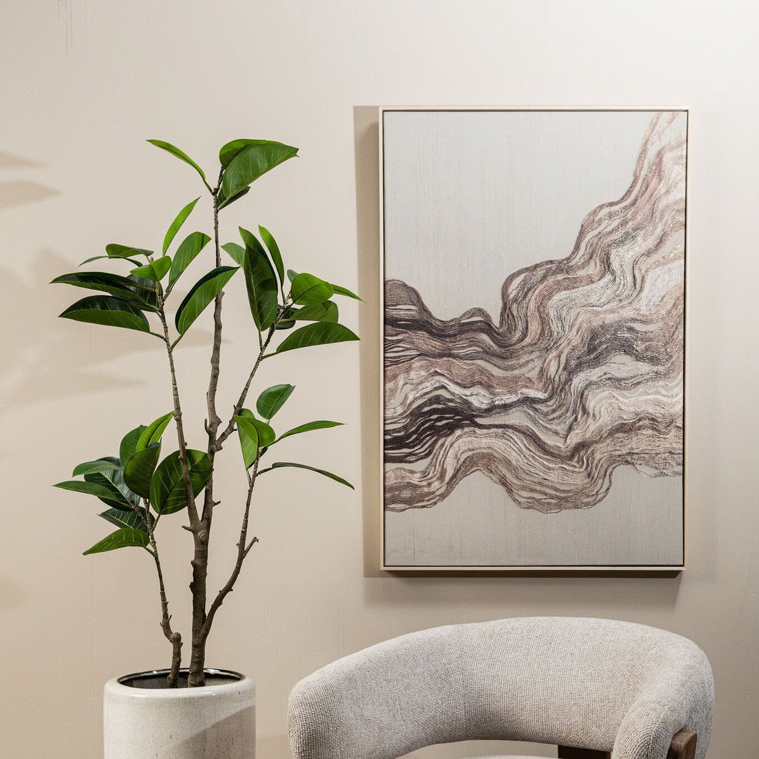 Kunst ficus van PTMD naast een bank in een woonkamer