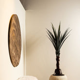 Donkergroene kunstpandanus van PTMD gestyled in een interieur met natuurlijke tinten