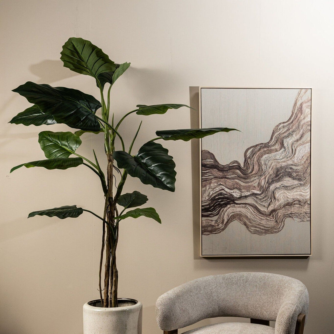 Grote kunstphilodendron van PTMD in zwarte pot in een lichte woonkamer