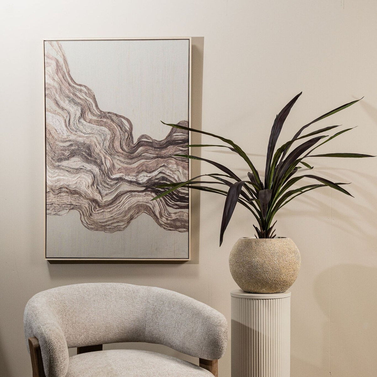 Paarse kunstyucca van PTMD gestyled in een interieur met natuurlijke tinten