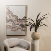 Paarse kunstyucca van PTMD gestyled in een interieur met natuurlijke tinten