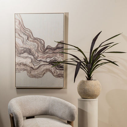 Paarse kunstyucca van PTMD gestyled in een interieur met natuurlijke tinten
