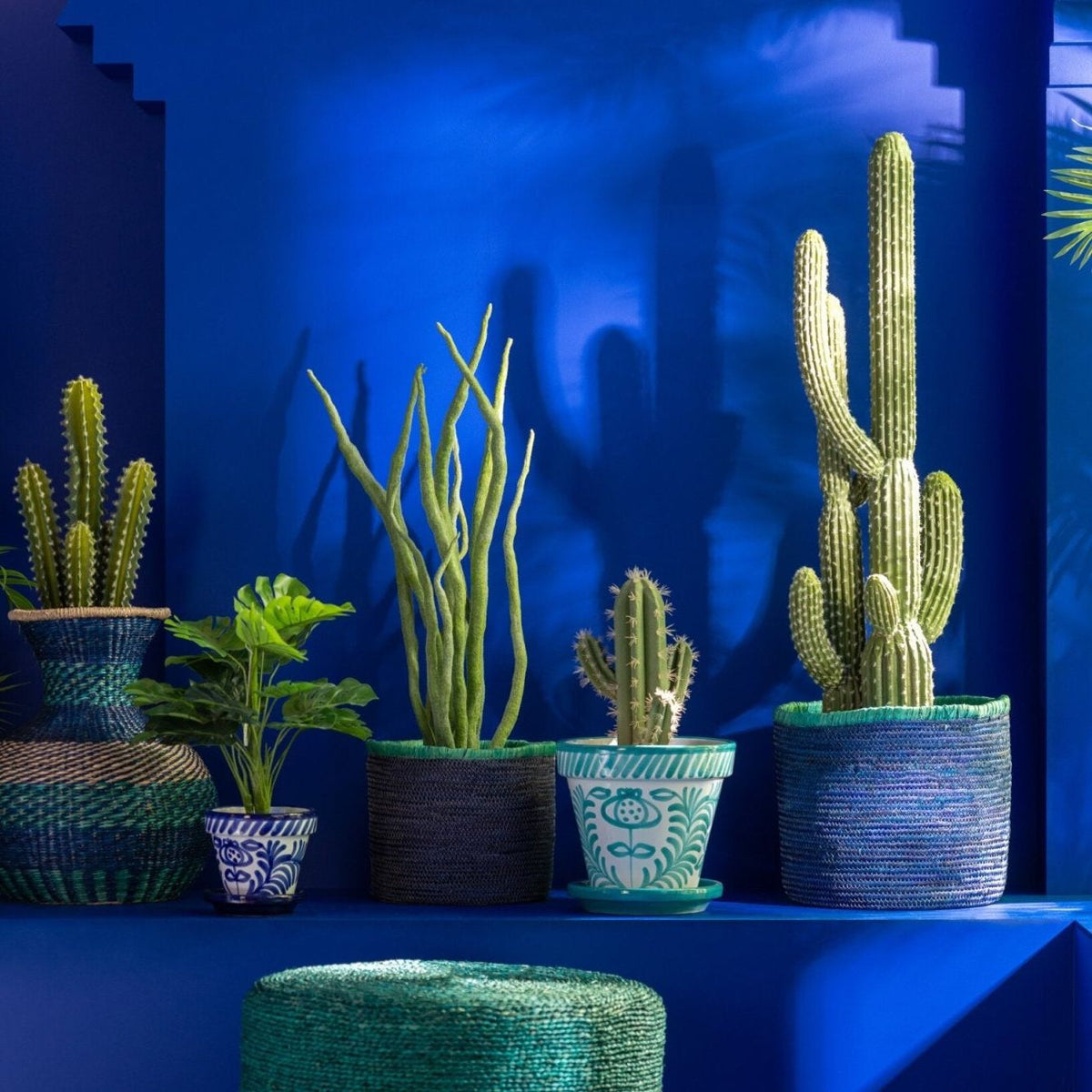 Kunstvetplant van J-Line gestyled in een interieur met natuurlijke materialen