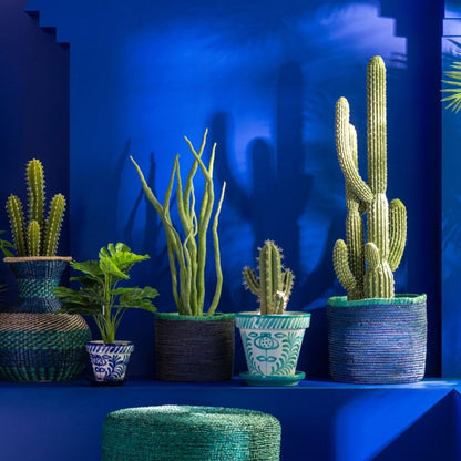 Kunstvetplant van J-Line gestyled in een interieur met natuurlijke materialen
