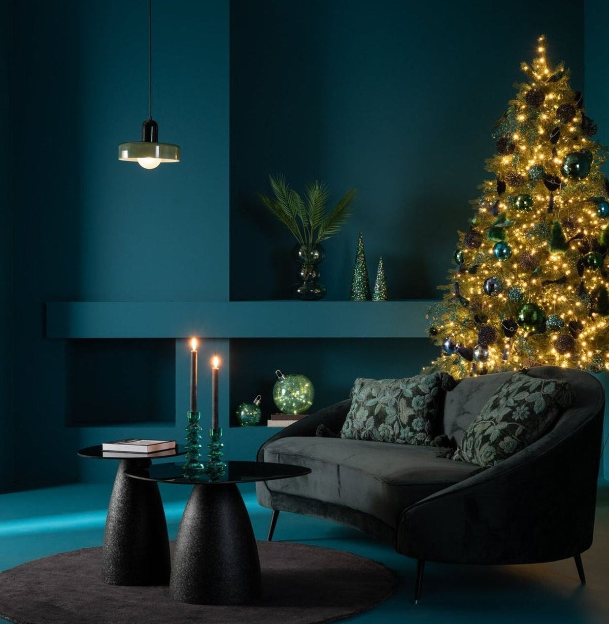 Kussen Bladeren Rechthoek van J-Line, dessin met bladeren in groen en turquoise, in een interieur