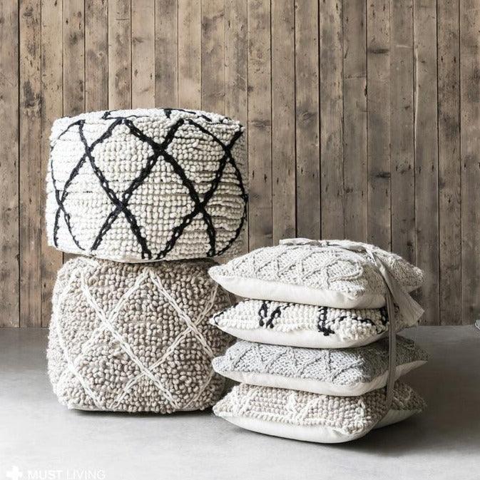 Kussen Princess van MUST Living, wollen kussen van 45 bij 45cm op een neutrale ondergrond