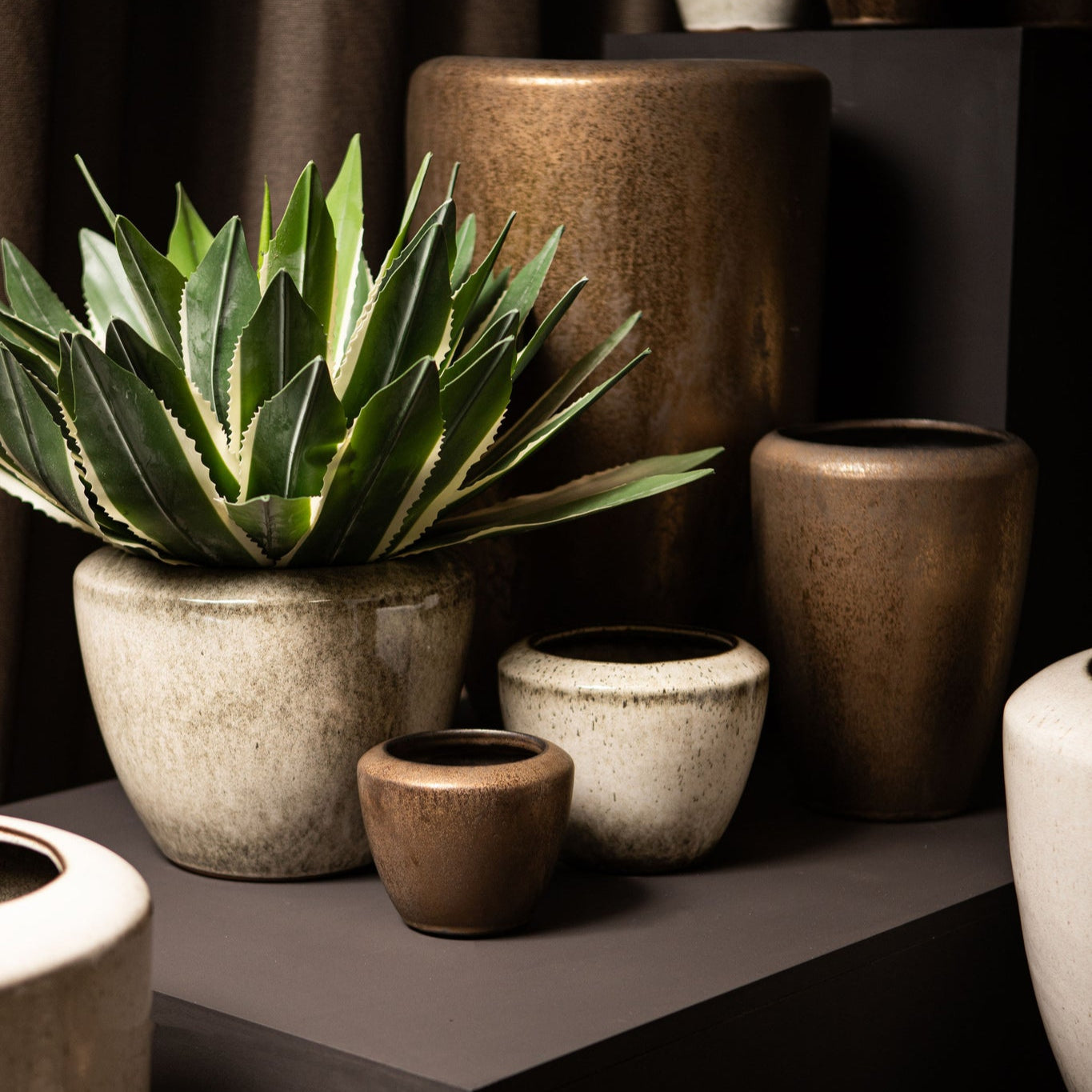 Kyleigh Bronze Round Ceramic Pot Smooth High L dia35xH58cm PTMD - Pot - PTMD - livinglovely.nl