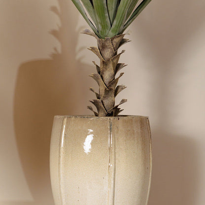 Labella keramieken potten van PTMD in een interieur, beige ronde potten met beplanting