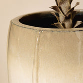 Detailbeeld van de Labella pot van PTMD, beige keramiek met ambachtelijke structuur