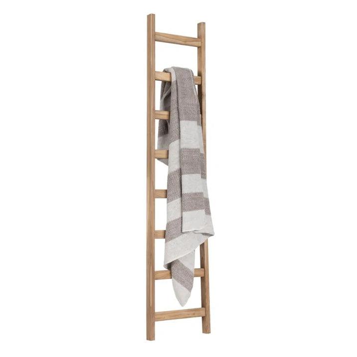 Ladder Steps van MUST Living in gerecycled teakhout, volledig in beeld op een neutrale achtergrond