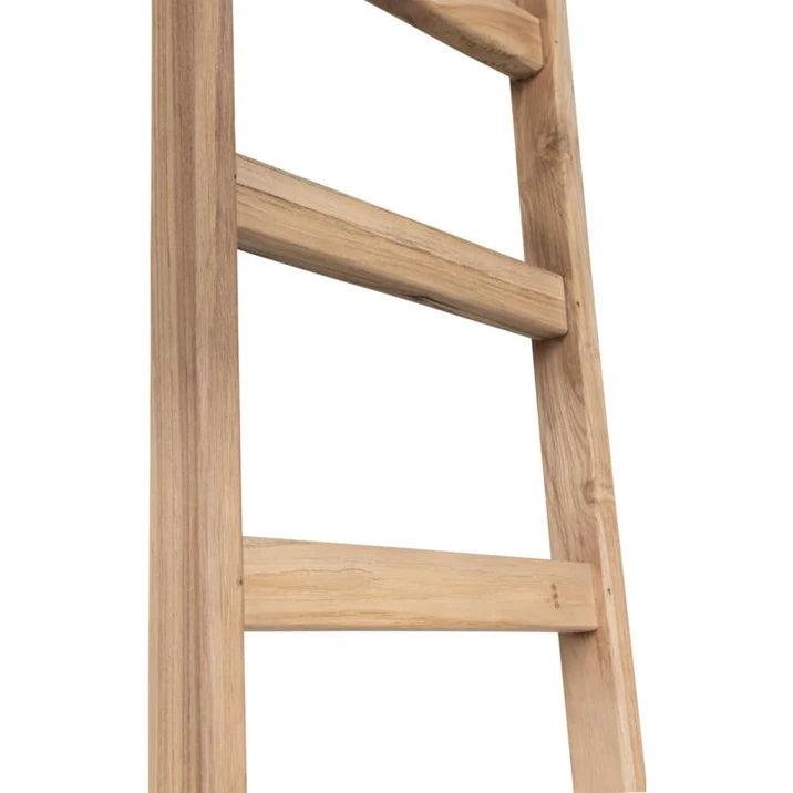 Detailfoto van het gerecycled teakhout van de Ladder Steps van MUST Living
