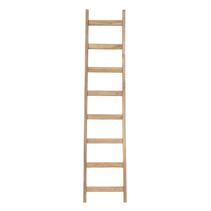 Ladder Steps van MUST Living tegen een muur met plaids en handdoeken erover