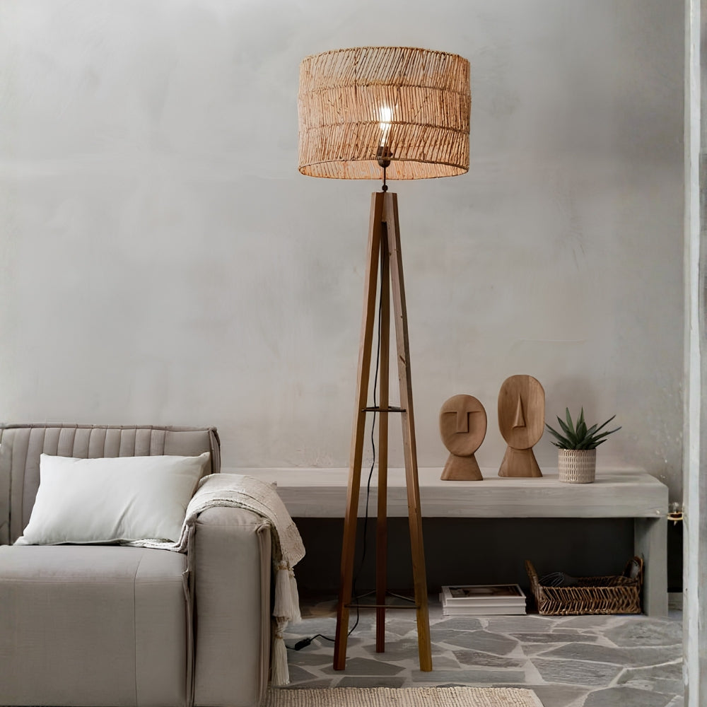 Lampenkap Es Cubells van MUST Living op een vloerlamp in een woonkamer