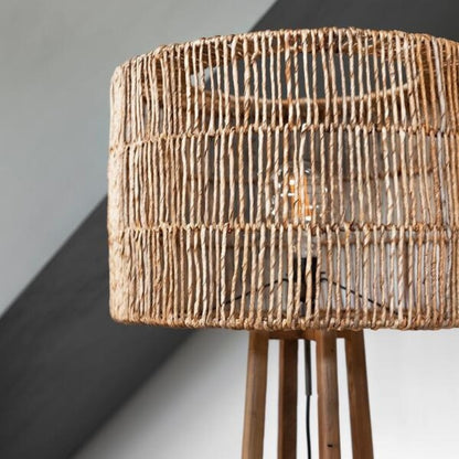 Lampenkap San Lorenzo van MUST Living op een vloerlamp in een woonkamer