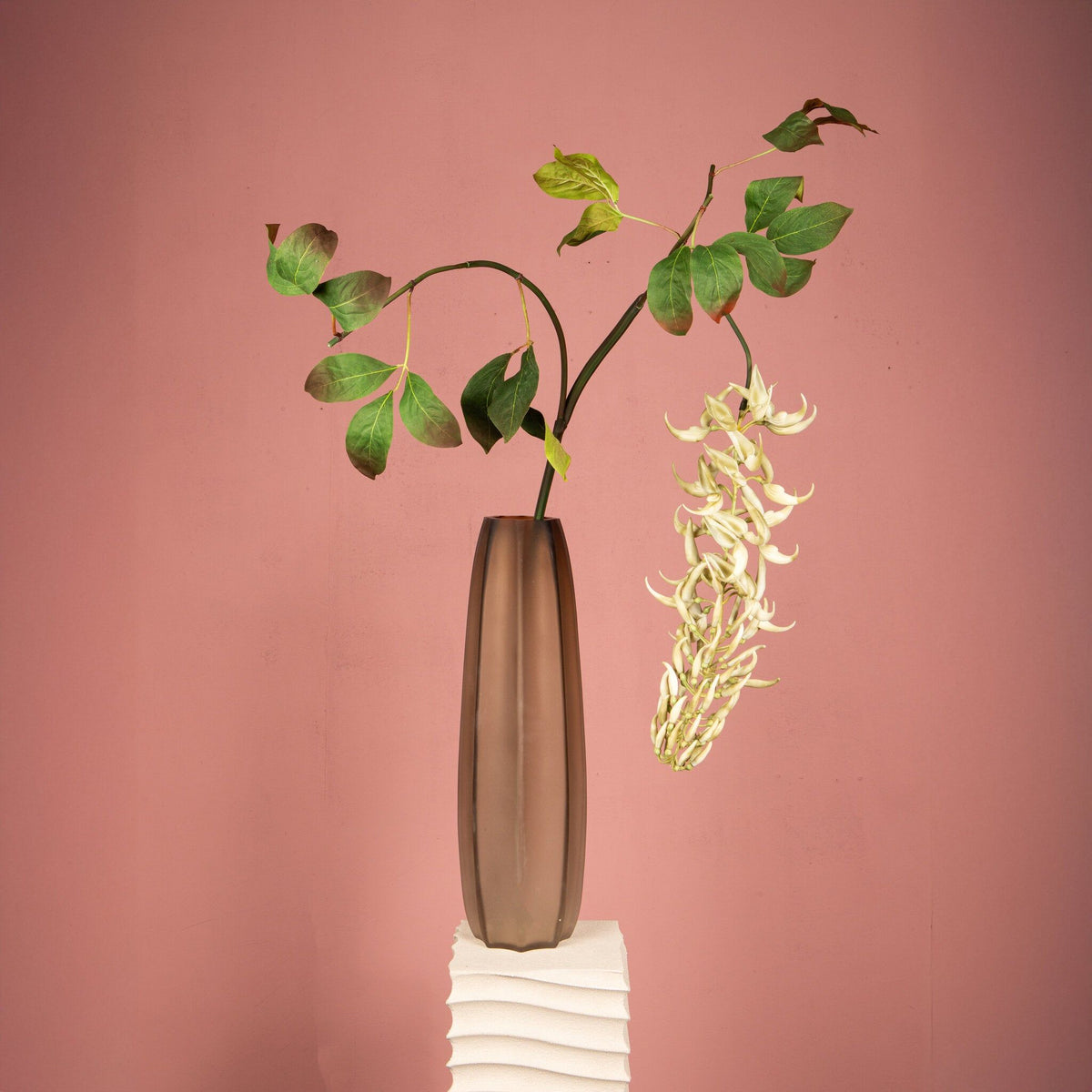 Witte Strongylondon kunsttak van PTMD gestyled in een hoge vaas in een interieur