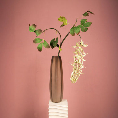 Witte Strongylondon kunsttak van PTMD gestyled in een hoge vaas in een interieur