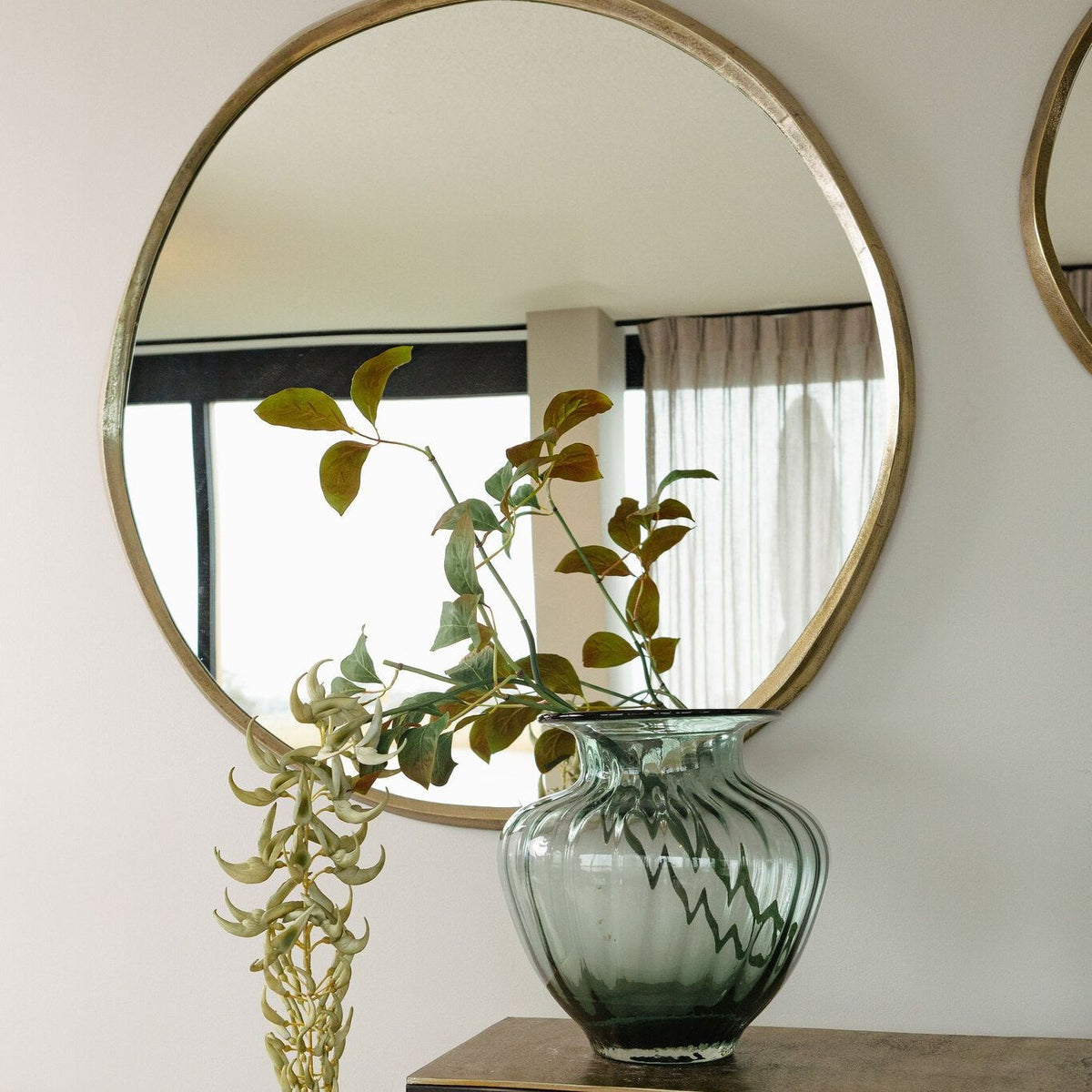 Witte Strongylondon tak van PTMD gestyled in een rustig ingericht interieur