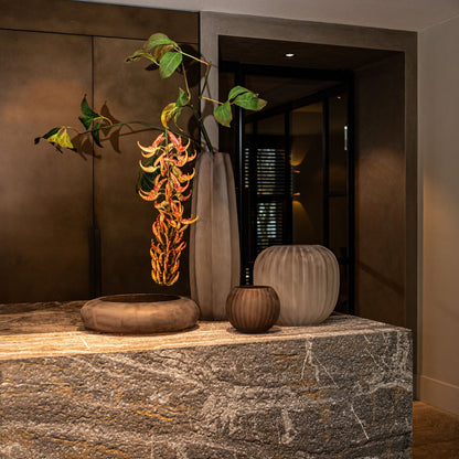 Levente Sand Carved Glass Bowl Shaped Vase Ribbed 19,5x17,5cm PTMD - Vaas - PTMD - livinglovely.nl