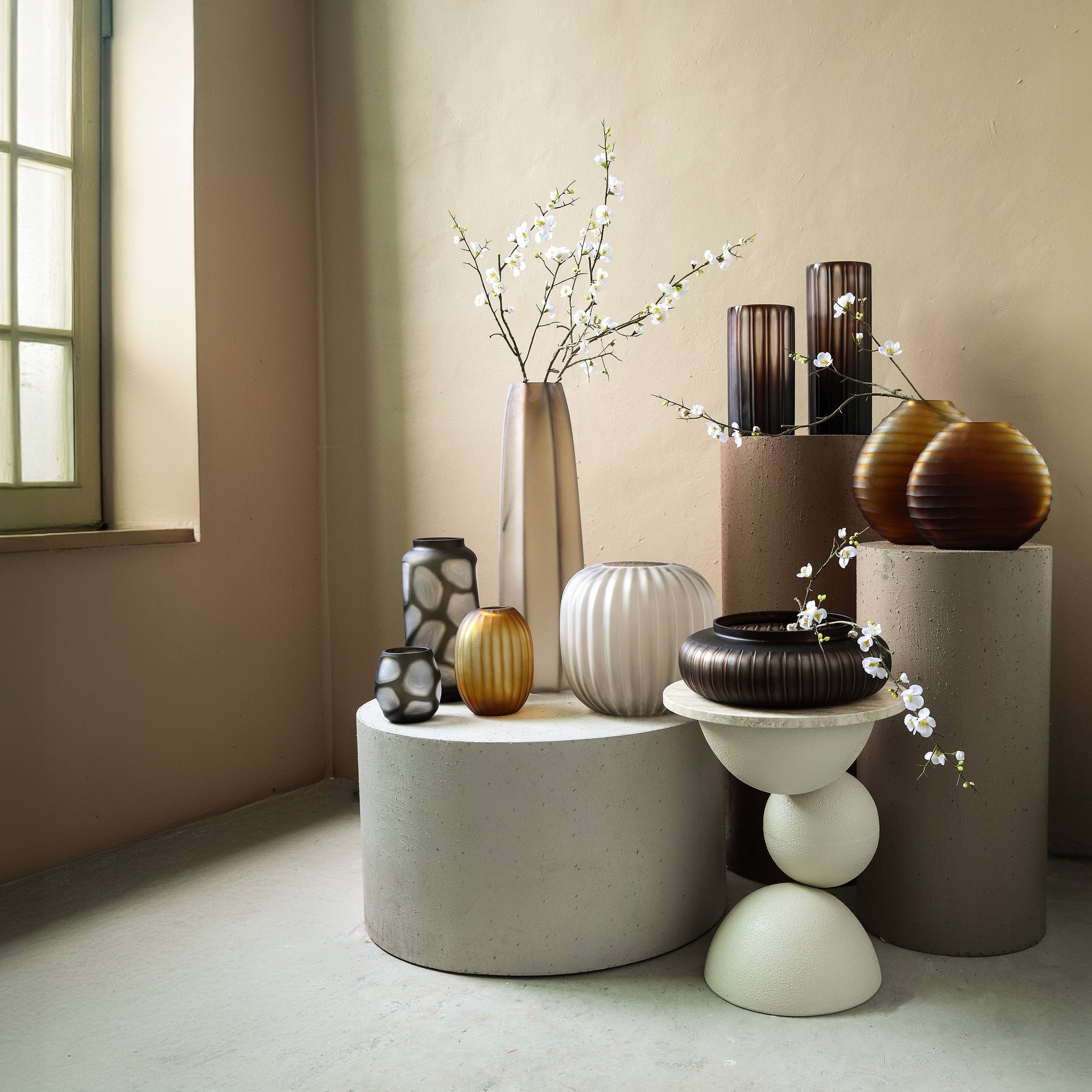 Levente Sand Carved Glass Round Vase Ribbed Low dia26cmx30cm PTMD - Vaas - PTMD - livinglovely.nl