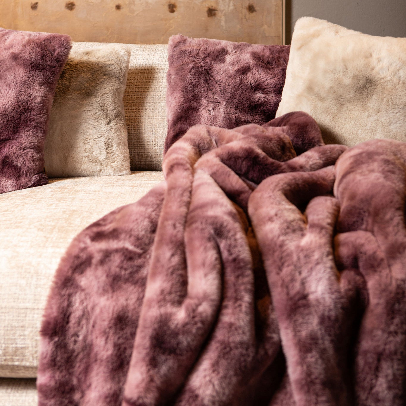 Linde Burgundy Faux Fur Plaid In Giftbox 150 X 200 PTMD - Poef - PTMD - livinglovely.nl