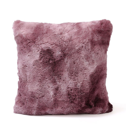 Linde Kussen Burgundy Fluweel 45x45cm van PTMD, vierkant burgundy faux fur sierkussen op witte achtergrond
