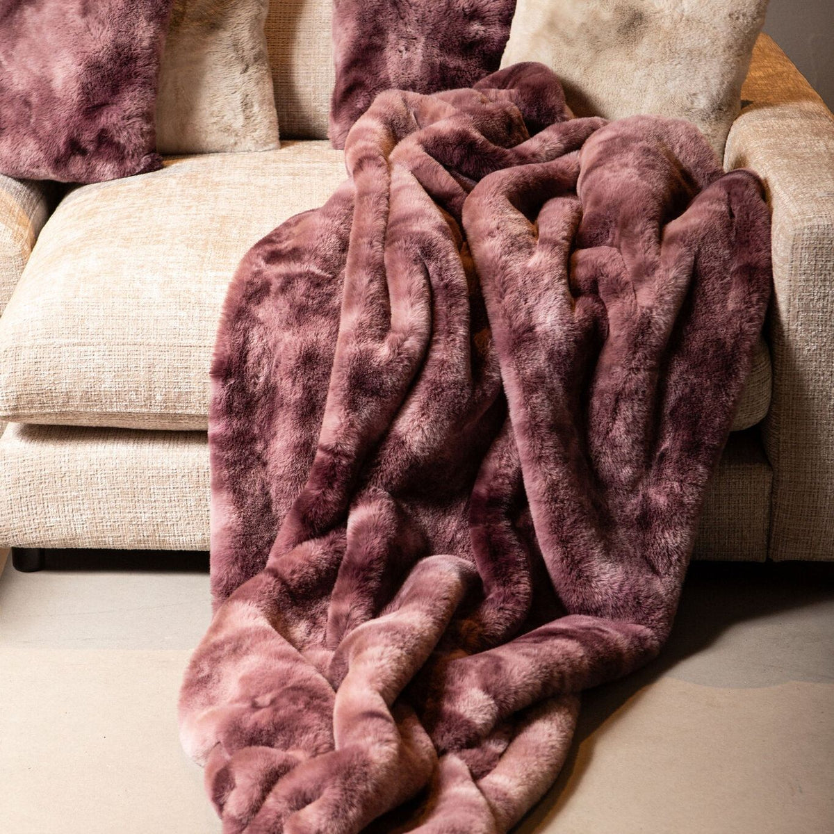 Linde Kussen Burgundy Fluweel 45x45cm van PTMD, burgundy kussens en plaid op een creme bank