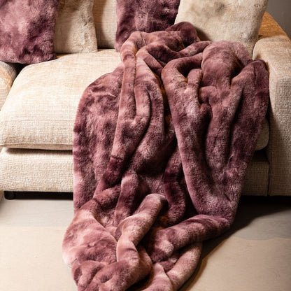 Linde Kussen Burgundy Fluweel 45x45cm van PTMD, burgundy kussens en plaid op een creme bank