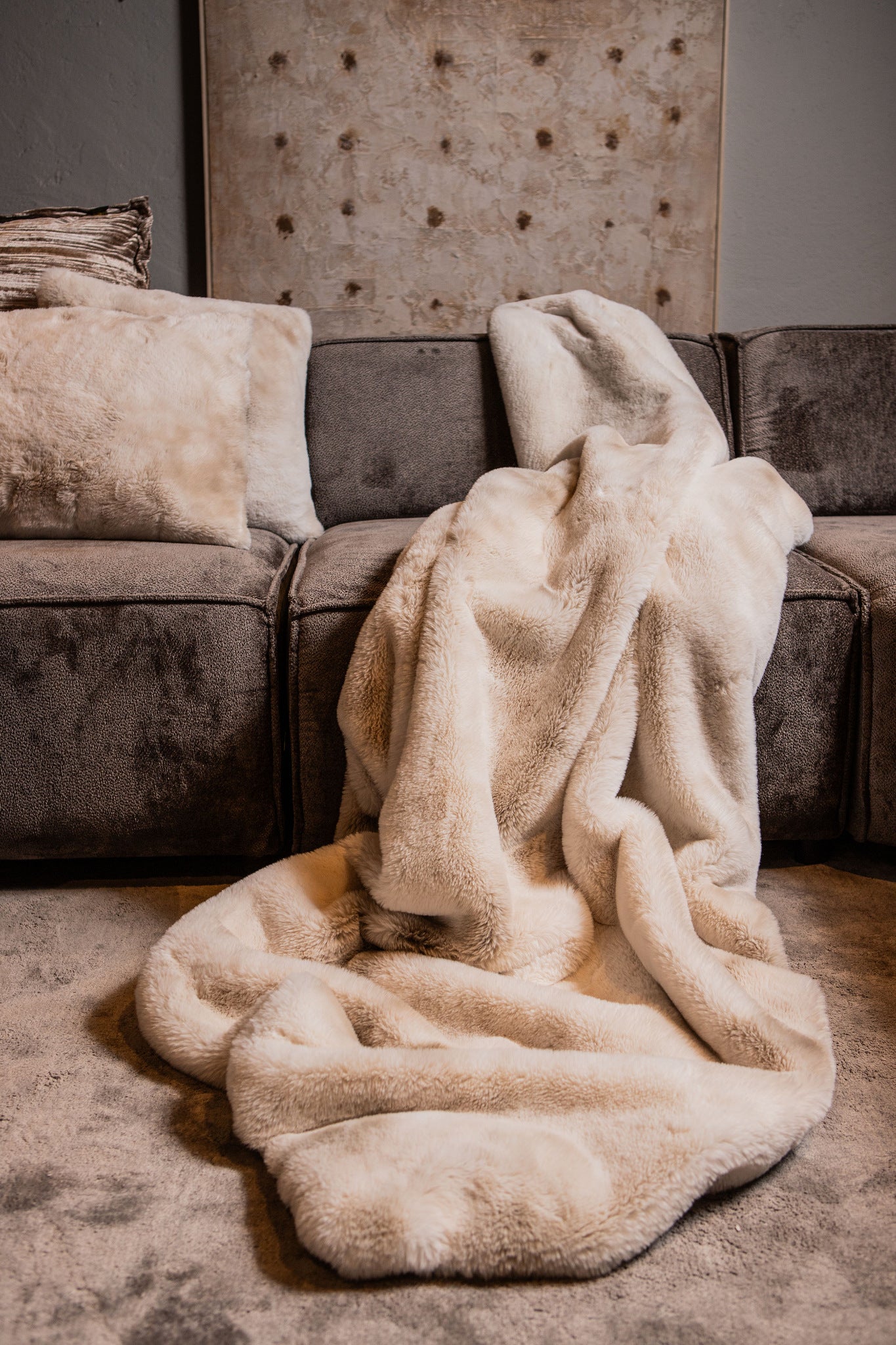 Linde Offwhite Faux Fur Bedspread Giftbox 220x240 PTMD - Poef - PTMD - livinglovely.nl