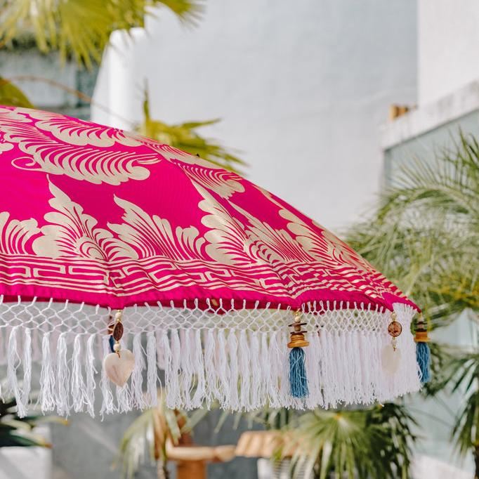 livinglovely.nl - Bali Parasol - Fuchsia Vol Goud Fringe - 250cm - Parasol - Todo Bien - livinglovely.nl