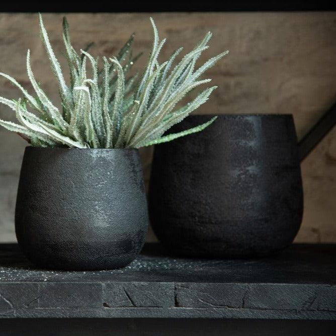 livinglovely.nl - Bloempot Oneffen Ruw Keramiek Zwart Medium - Pot - J-Line - livinglovely.nl