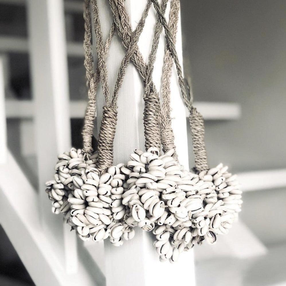 livinglovely.nl - De Door Shell Cowrie Hangdecoratie - Naturel - Hanger - Bazar Bizar - livinglovely.nl